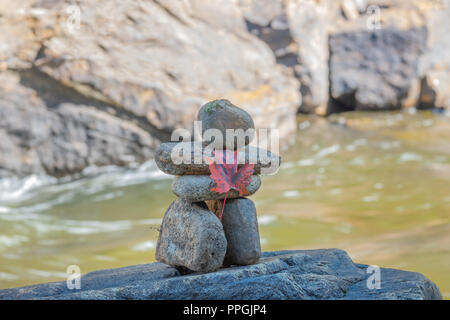 Ein traditionelles Inuit Methode zum Erstellen von nautischer Marker in Gebieten mit wenigen natürlichen Sehenswürdigkeiten, die inuksuk hat ein Symbol für Kanada. Stockfoto