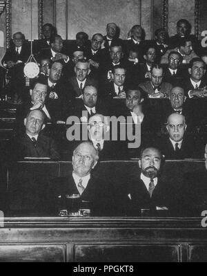 LOS DIPUTADOS DE LAS CORTES ESCUCHAN EL DISCURSO DE APERTURA DE Niceto Alcalá Zamora DURANTE LA II REPUBLICA, 14 de Julio DE 1931. Stockfoto