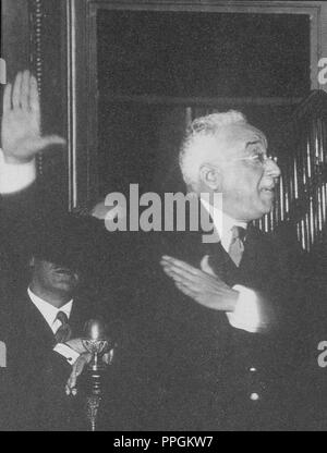 LOS DIPUTADOS DE LAS CORTES ESCUCHAN EL DISCURSO DE APERTURA DE Niceto Alcalá Zamora DURANTE LA II REPUBLICA, 14 de Julio DE 1931. Stockfoto