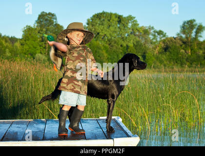 Junge Trainings seinen Hund Stockfoto