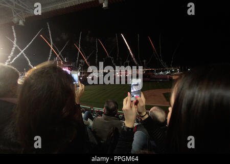 Fuegos artificiales Durante la inauguración de la Serie del Caribe 2013 en Estadio Sonora, construido profesamente para este Encuentro internacional. Stockfoto