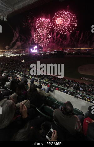 Fuegos artificiales Durante la inauguración de la Serie del Caribe 2013 en Estadio Sonora, construido profesamente para este Encuentro internacional. Stockfoto