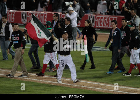 Aficionado de Culiacan corre y festeja Por El Terreno de San Blas con la Bandera de Mexico, durante El primer Dia de acción en la Serie del Caribe 2013. Stockfoto