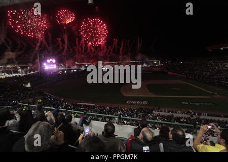 Fuegos artificiales Durante la inauguración de la Serie del Caribe 2013 en Estadio Sonora, construido profesamente para este Encuentro internacional. Stockfoto