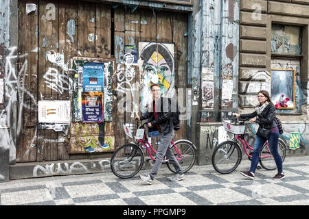 Touristen schieben Leihfahrräder um die Straße Art Free Gallery Door Prag Holesovice, Tschechische Republik Ulicnicka Galerie Dukelskych Hrdinu Street Stockfoto