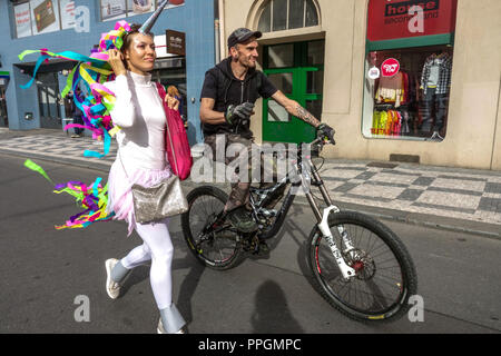 Junge Frau mit Maske und Mann Fahrrad fahren, Prag Holesovice Tschechische Republik Prag Freunde Stockfoto