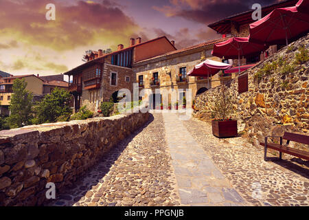 Potes Dorf Brücke in Kantabrien, Spanien Stockfoto