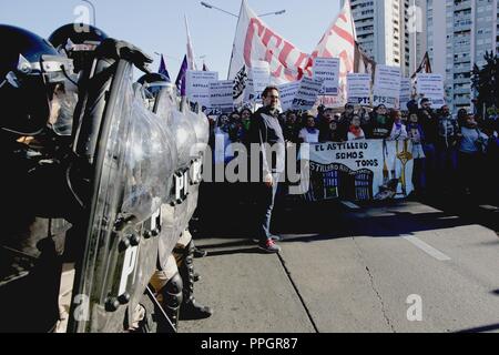 Buenos Aires, der Hauptstadt Argentiniens. 25 Sep, 2018. Maximale Spannung in der pueyrredon Brücke, Überfahrt zwischen der Landeshauptstadt und Avellaneda, wo hunderte von Demonstranten versuchen, es in der Gegenwart der Präfektur, in der Mitte des 4. Generalstreik gegen die Wirtschaftspolitik der Regierung von Mauricio Macri. Credit: Roberto Almeida Aveledo/ZUMA Draht/Alamy leben Nachrichten Stockfoto