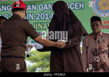 Lhokseumawe, Aceh, Indonesien. 25 Sep, 2018. Ein offizier gesehen, die die Peitsche für Auspeitschen alle verurteilten Personen für das Verletzen der islamischen Scharia. Obgleich betrachtet die Internationale Konvention gegen die grausame, unmenschliche oder Folter und Grausamkeit zu verletzen. Aceh, einer der Provinzen in Indonesien, die darauf besteht, die Durchführung von Schlagsahne als eine Provinz der islamischen Scharia. Credit: Maskur hat/SOPA Images/ZUMA Draht/Alamy leben Nachrichten Stockfoto