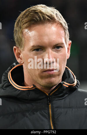 25. September 2018, Niedersachsen, Hannover: Fußball: Bundesliga, Spieltag 5: Hannover 96 - 1899 Hoffenheim in der HDI-Arena. Der Hoffenheimer coach Julian Nagelsmann ist in der Arena vor dem Spiel. Foto: Peter Steffen/dpa - WICHTIGER HINWEIS: Gemäß den Vorgaben der DFL Deutsche Fußball Liga bzw. des DFB Deutscher Fußball-Bund ist es untersagt, in dem Stadion und / oder vom Spiel angefertigte Fotoaufnahmen in Form von Sequenzbildern und/oder Videoähnlichen Fotostrecken zu verwerten bzw. verwerten zu lassen. Stockfoto