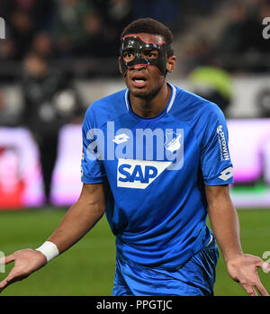 25. September 2018, Niedersachsen, Hannover: Fußball: Bundesliga, Spieltag 5: Hannover 96 - 1899 Hoffenheim in der HDI-Arena. Von 1899 Hoffenheim Kevin Akpoguma hebt seine Hände. Foto: Peter Steffen/dpa - WICHTIGER HINWEIS: Gemäß den Vorgaben der DFL Deutsche Fußball Liga bzw. des DFB Deutscher Fußball-Bund ist es untersagt, in dem Stadion und / oder vom Spiel angefertigte Fotoaufnahmen in Form von Sequenzbildern und/oder Videoähnlichen Fotostrecken zu verwerten bzw. verwerten zu lassen. Stockfoto
