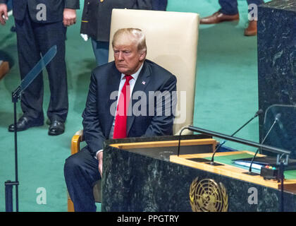 New York, USA, 25. September 2018. US-Präsident Donald Trump sitzt auf einem zeremoniellen Stuhl, wie er seine Umdrehung der Eröffnung der 73. Generalversammlung der Vereinten Nationen in New York City Adresse erwartet. Foto von Enrique Shore Credit: Enrique Ufer/Alamy leben Nachrichten Stockfoto