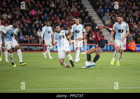 Bournemouth, UK. 25. September 2018. Tyrone Mings von Bournemouth schießt während der efl Carabao Cup 3.Runde zwischen AFC Bournemouth und die Blackburn Rovers in der Vitalität Stadion, Bournemouth, England am 25. September 2018. Foto von Simon Carlton. Nur die redaktionelle Nutzung, eine Lizenz für die gewerbliche Nutzung erforderlich. Keine Verwendung in Wetten, Spiele oder einer einzelnen Verein/Liga/player Publikationen. Credit: UK Sport Pics Ltd/Alamy leben Nachrichten Stockfoto