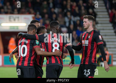 Bournemouth, UK. 25. September 2018. Jordan Ibe von Bournemouth feiert mit seinen Teamkollegen nach zählen während der efl Carabao Cup 3.Runde zwischen AFC Bournemouth und die Blackburn Rovers in der Vitalität Stadion, Bournemouth, England am 25. September 2018. Foto von Simon Carlton. Nur die redaktionelle Nutzung, eine Lizenz für die gewerbliche Nutzung erforderlich. Keine Verwendung in Wetten, Spiele oder einer einzelnen Verein/Liga/player Publikationen. Credit: UK Sport Pics Ltd/Alamy leben Nachrichten Stockfoto