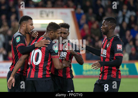 Bournemouth, UK. 25. September 2018. Jordan Ibe von Bournemouth feiert mit seinen Teamkollegen nach zählen während der efl Carabao Cup 3.Runde zwischen AFC Bournemouth und die Blackburn Rovers in der Vitalität Stadion, Bournemouth, England am 25. September 2018. Foto von Simon Carlton. Nur die redaktionelle Nutzung, eine Lizenz für die gewerbliche Nutzung erforderlich. Keine Verwendung in Wetten, Spiele oder einer einzelnen Verein/Liga/player Publikationen. Credit: UK Sport Pics Ltd/Alamy leben Nachrichten Stockfoto