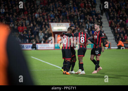 Bournemouth, UK. 25. September 2018. Jordan Ibe von Bournemouth feiert mit seinen Teamkollegen nach zählen während der efl Carabao Cup 3.Runde zwischen AFC Bournemouth und die Blackburn Rovers in der Vitalität Stadion, Bournemouth, England am 25. September 2018. Foto von Simon Carlton. Nur die redaktionelle Nutzung, eine Lizenz für die gewerbliche Nutzung erforderlich. Keine Verwendung in Wetten, Spiele oder einer einzelnen Verein/Liga/player Publikationen. Credit: UK Sport Pics Ltd/Alamy leben Nachrichten Stockfoto