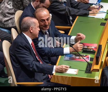 New York, USA, 25. September 2018. Der Präsident der Türkei Recep Tayyip Erdogan (L) und sein Außenminister Mevlüt Çavuşoğlu der Eröffnung der 73. Generalversammlung der Vereinten Nationen teilnehmen. Foto von Enrique Shore Credit: Enrique Ufer/Alamy leben Nachrichten Stockfoto