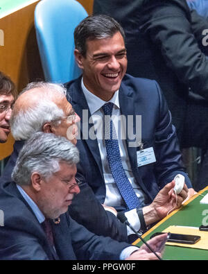 New York, USA, 25. September 2018. Der spanische Premierminister Pedro Sanchez (R), Außenminister Josep Borrell (C) und Botschafter im UN-Agustin Santos Maraver nehmen an der Generalversammlung der Vereinten Nationen Assemblyattend der Eröffnung der 73. Generalversammlung der Vereinten Nationen. Foto von Enrique Shore Credit: Enrique Ufer/Alamy leben Nachrichten Stockfoto