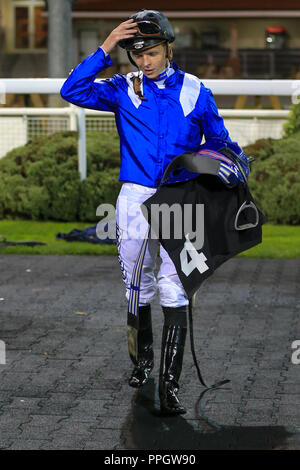 Chelmsford, Großbritannien. 25. September, 2018. Chelmsford City Racing, 19.15 Chelmsford City Irish Lotto bei totesport.com Handicap; Jockey David Probert kehrt nach dem Gewinn der 19.15 auf Mizaah ausgebildet von Owen gräbt. Credit: Georgie Kerr/News Bilder Credit: Aktuelles Bilder/Alamy leben Nachrichten Stockfoto