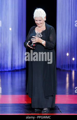 San Sebastian, Spanien. 25. September, 2018. Judi Dench erhält die Donostia Award während der 66Th San Sebastian Film Festival in Victoria Eugenia Theater in San Sebastian, Spanien am 25. September 2018. Credit: Jimmy Olsen/MediaPunch *** KEINE SPANIEN *** Credit: MediaPunch Inc/Alamy leben Nachrichten Stockfoto