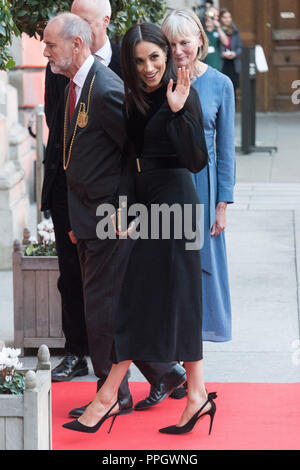 London, Großbritannien. 25 Sep, 2018. Großbritanniens Meghan (Vorne), die Herzogin von Sussex, kommt die Ozeanien Ausstellung in der Königlichen Akademie der Künste in London, UK, Sept. 25, 2018. Credit: Ray Tang/Xinhua/Alamy leben Nachrichten Stockfoto