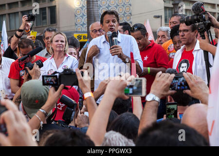 Campinas, Sao Paulo, Brasilien. 25 Sep, 2018. Präsidentschaftskandidat Fernando Haddad auf einer Wahlkampf Veranstaltung der Arbeiterpartei (PT). Der ehemalige Bürgermeister von Sao Paulo, Haddad vor kurzem ersetzt Lula als Präsidentschaftskandidat, als Oberste Wahlgericht Lula aus dem Rennen verboten. Credit: Gabor Basch/Alamy leben Nachrichten Stockfoto