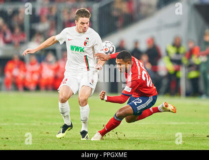 München, Deutschland. 25. September, 2018. FC Bayern Fußball, München, 25. September 2018 Serge GNABRY, FCB 22 konkurrieren um die Kugel, Bekämpfung, Duell, Schneidwerk gegen Raphael FRAMBERGER, FCA 32 FC BAYERN MÜNCHEN - FC Augsburg - DFL-Bestimmungen verbieten die Verwendung von Fotografien als BILDSEQUENZEN und/oder quasi-VIDEO - 1. Deutsche Fussball Liga, München, 25. September 2018, Saison 2018/2019, Spieltag 5 © Peter Schatz/Alamy leben Nachrichten Stockfoto