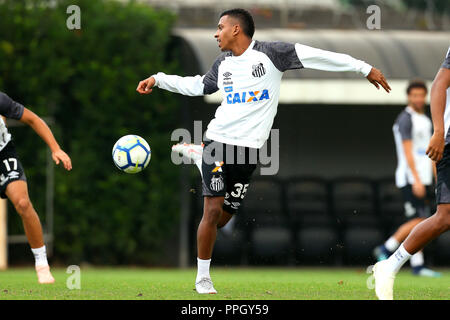 Der fußballspieler Rodrygo, zu Real Madrid verkauft, Züge für die Santos FC-Team, wo er bis Januar 2019 als er dreht 18 Spielen werden und können nach Spanien gehen. 25 Sep, 2018. Die Ausbildung fand in der Stadt Santos, an der Küste von SÃ £ o Paulo, Brasilien. Quelle: AFP 7/ZUMA Draht/Alamy leben Nachrichten Stockfoto