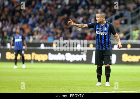 Mailand, Italien. 25. September, 2018. Radja Nainggolan des FC Internazionale Gesten während der Serie A-Spiel zwischen FC Internazionale und ACF Fiorentina. Credit: Marco Canoniero/Alamy leben Nachrichten Stockfoto