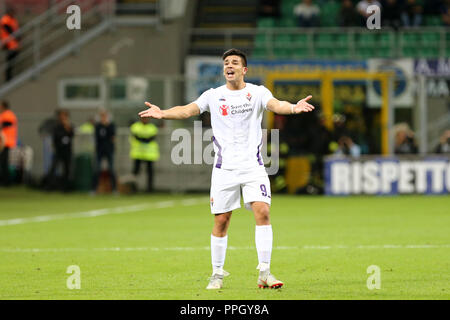 Mailand, Italien. 25. September, 2018. Giovanni Simeone von ACF Fiorentina Gesten während der Serie A-Spiel zwischen FC Internazionale und ACF Fiorentina. Credit: Marco Canoniero/Alamy leben Nachrichten Stockfoto