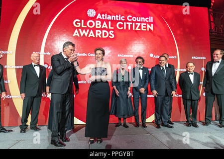 New York, USA, 24. September 2018. Argentinische Präsident Mauricio Macri Tänze mit amerikanischer Philanthrop und Business Leader, Adrienne Arsht nach mit der Preisträger, die der Nordatlantikrat Global Citizen Award im Rahmen einer Zeremonie in Cipriani Wall Street in New York City erhielt posieren. Foto von Enrique Shore Credit: Enrique Ufer/Alamy leben Nachrichten Stockfoto
