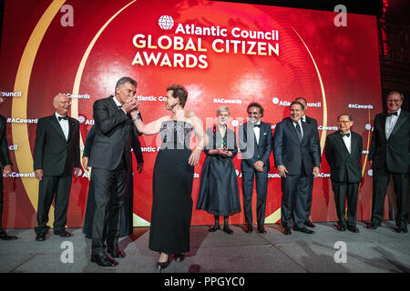 New York, USA, 24. September 2018. Argentinische Präsident Mauricio Macri küsse die Hand des Amerikanischen Philanthropen und Business Leader, Adrienne Arsht Nach dem Tanz mit ihr nach mit der Preisträger, die der Nordatlantikrat Global Citizen Award im Rahmen einer Zeremonie in Cipriani Wall Street in New York City erhielt posieren. Foto von Enrique Shore Credit: Enrique Ufer/Alamy leben Nachrichten Stockfoto