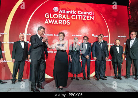 New York, USA, 24. September 2018. Argentinische Präsident Mauricio Macri Tänze mit amerikanischer Philanthrop und Business Leader, Adrienne Arsht nach mit der Preisträger, die der Nordatlantikrat Global Citizen Award im Rahmen einer Zeremonie in Cipriani Wall Street in New York City erhielt posieren. Foto von Enrique Shore Credit: Enrique Ufer/Alamy leben Nachrichten Stockfoto