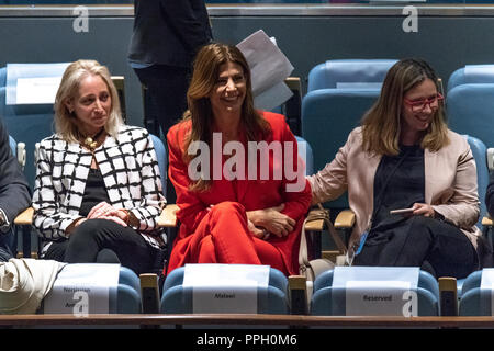 New York, USA, 24. September 2018. Argentinischen First Lady Juliana Awada (in Rot) wartet bei Sidel decken sitzen, während ihr Ehemann argentinische Präsident Mauricio Macri der Generalversammlung der Vereinten Nationen Adressen. Foto von Enrique Shore Credit: Enrique Ufer/Alamy leben Nachrichten Stockfoto