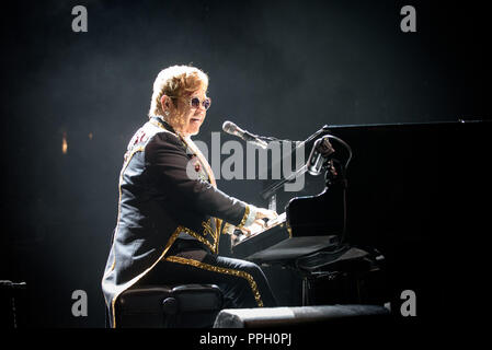 Toronto, Ontario, Kanada. 25 Sep, 2018. Englische Singer/Songwriter Sir Elton John die Show als Teil seiner "Abschied Yellow Brick Road Tour" verkauft bei Scotiabank Arena in Toronto. Quelle: Igor Vidyashev/ZUMA Draht/Alamy leben Nachrichten Stockfoto