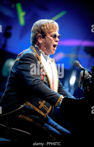 Toronto, Ontario, Kanada. 25 Sep, 2018. Englische Singer/Songwriter Sir Elton John die Show als Teil seiner "Abschied Yellow Brick Road Tour" verkauft bei Scotiabank Arena in Toronto. Quelle: Igor Vidyashev/ZUMA Draht/Alamy leben Nachrichten Stockfoto