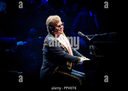 Toronto, Ontario, Kanada. 25 Sep, 2018. Englische Singer/Songwriter Sir Elton John die Show als Teil seiner "Abschied Yellow Brick Road Tour" verkauft bei Scotiabank Arena in Toronto. Quelle: Igor Vidyashev/ZUMA Draht/Alamy leben Nachrichten Stockfoto