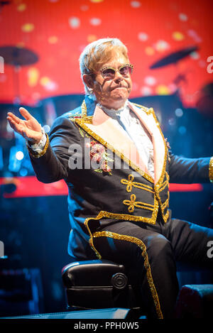 Toronto, Ontario, Kanada. 25 Sep, 2018. Englische Singer/Songwriter Sir Elton John die Show als Teil seiner "Abschied Yellow Brick Road Tour" verkauft bei Scotiabank Arena in Toronto. Quelle: Igor Vidyashev/ZUMA Draht/Alamy leben Nachrichten Stockfoto