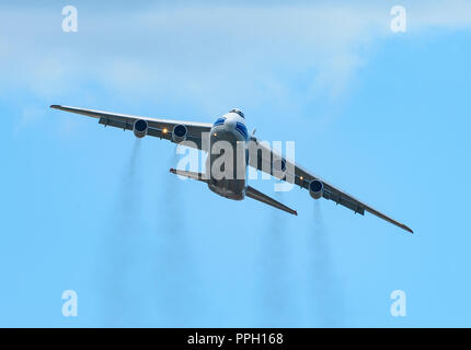 Flughafen Cairns, Australien. 26. September 2018. Einen ukrainischen Volga-Dnepr Antonov -124-100 wich Flughafen Cairns, Queensland, Australien, am 26. September um 12.00 Uhr. Es ist eine lange Reihe schwere Transportflugzeuge. Credit: Genevieve Vallée/Alamy leben Nachrichten Stockfoto