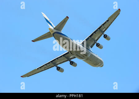 Flughafen Cairns, Australien. 26. September 2018. Einen ukrainischen Volga-Dnepr Antonov -124-100 wich Flughafen Cairns, Queensland, Australien, am 26. September um 12.00 Uhr. Es ist eine lange Reihe schwere Transportflugzeuge. Credit: Genevieve Vallée/Alamy leben Nachrichten Stockfoto