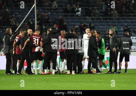 25. September 2018, Niedersachsen, Hannover: Fußball: Bundesliga, Spieltag 5: Hannover 96 - 1899 Hoffenheim in der HDI-Arena. Hannovers Spieler stehen zusammen auf der Wiese nach dem Spiel. Foto: Peter Steffen/dpa - WICHTIGER HINWEIS: Gemäß den Vorgaben der DFL Deutsche Fußball Liga bzw. des DFB Deutscher Fußball-Bund ist es untersagt, in dem Stadion und / oder vom Spiel angefertigte Fotoaufnahmen in Form von Sequenzbildern und/oder Videoähnlichen Fotostrecken zu verwerten bzw. verwerten zu lassen. Stockfoto