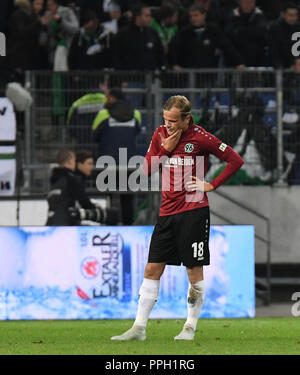 25. September 2018, Niedersachsen, Hannover: Fußball: Bundesliga, Spieltag 5: Hannover 96 - 1899 Hoffenheim in der HDI-Arena. Hannovers Iver Fossum steht auf dem Gras nach dem Spiel Foto: Peter Steffen/dpa - WICHTIGER HINWEIS: Gemäß den Vorgaben der DFL Deutsche Fußball Liga bzw. des DFB Deutscher Fußball-Bund ist es untersagt, in dem Stadion und / oder vom Spiel angefertigte Fotoaufnahmen in Form von Sequenzbildern und/oder Videoähnlichen Fotostrecken zu verwerten bzw. verwerten zu lassen. Stockfoto