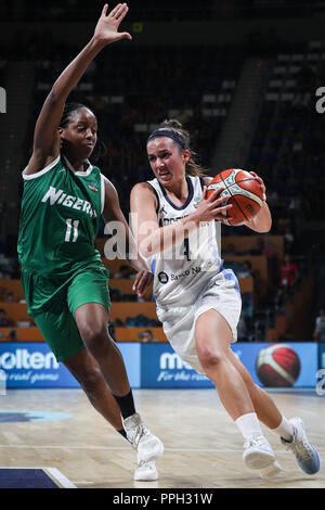 Santa Cruz De Tenerife, Spanien. 25 Sep, 2018. Adaora Elonu (L) von Nigeria konkurriert mit Macarena Rosset von Argentinien in der Gruppe B Gleiches an der FIBA Frauen 2018 Basketball-WM in Teneriffa, Spanien, Sept. 25, 2018. Nigeria gewann 75-70. Credit: Zheng Huansong/Xinhua/Alamy leben Nachrichten Stockfoto