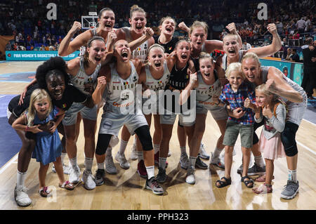 Santa Cruz De Tenerife, Spanien. 25 Sep, 2018. Spieler von Belgien feiern, nachdem die Gruppe C Spiel zwischen Belgien und Spanien in der FIBA Frauen 2018 Basketball-WM in Teneriffa, Spanien, Sept. 25, 2018. Belgien gewann 72-63 und in das Viertelfinale. Credit: Zheng Huansong/Xinhua/Alamy leben Nachrichten Stockfoto