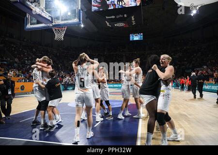 Santa Cruz De Tenerife, Spanien. 25 Sep, 2018. Spieler von Belgien feiern, nachdem die Gruppe C Spiel zwischen Belgien und Spanien in der FIBA Frauen 2018 Basketball-WM in Teneriffa, Spanien, Sept. 25, 2018. Belgien gewann 72-63 und in das Viertelfinale. Credit: Zheng Huansong/Xinhua/Alamy leben Nachrichten Stockfoto