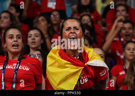 Santa Cruz De Tenerife, Spanien. 25 Sep, 2018. Fans von Spanien Reagieren während der Gruppe C Spiel zwischen Belgien und Spanien in der FIBA Frauen 2018 Basketball-WM in Teneriffa, Spanien, Sept. 25, 2018. Belgien gewann 72-63 und in das Viertelfinale. Credit: Zheng Huansong/Xinhua/Alamy leben Nachrichten Stockfoto