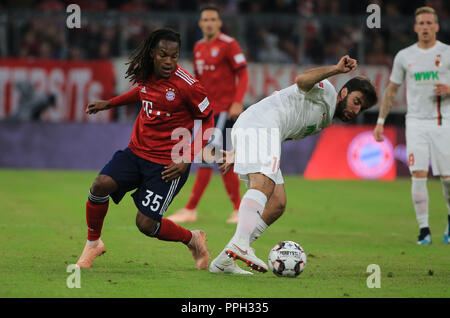 München, Deutschland. 25 Sep, 2018. Bayern München Renato Sanches (L) Mias mit der Augsburger Jan Moravek während eines Deutschen Bundesligaspiel zwischen Bayern München und FC Augsburg, in München, Deutschland, an Sept. 25, 2018. Das Spiel endete 1-1. Credit: Philippe Ruiz/Xinhua/Alamy leben Nachrichten Stockfoto