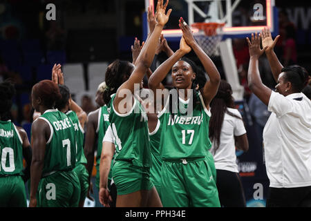 Santa Cruz De Tenerife, Spanien. 25 Sep, 2018. Spieler von Nigeria feiern, nachdem die Gruppe B Spiel zwischen Argentinien und Nigeria an der FIBA Frauen 2018 Basketball-WM in Teneriffa, Spanien, Sept. 25, 2018. Nigeria gewann 75-70. Credit: Zheng Huansong/Xinhua/Alamy leben Nachrichten Stockfoto