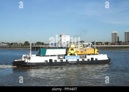 London, Großbritannien. 26. September 2018: TFL die Woolwich Ferry vom 6. Oktober 2018 bis Ende Dezember für pier Verbesserung arbeiten. Die woolwich Ferry trägt Hunderte Autos, Lkw, Radfahrer und Fußgänger über den Fluss jeden Tag. Credit: Claire Doherty/Alamy leben Nachrichten Stockfoto