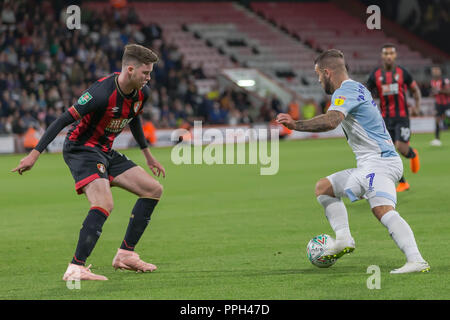 Adam Armstrong von Blackburn Rovers übernimmt Jack Simpson von Bournemouth während der efl Carabao Cup 3.Runde zwischen AFC Bournemouth und die Blackburn Rovers in der Vitalität Stadion, Bournemouth, England am 25. September 2018. Foto von Simon Carlton. Nur die redaktionelle Nutzung, eine Lizenz für die gewerbliche Nutzung erforderlich. Keine Verwendung in Wetten, Spiele oder einer einzelnen Verein/Liga/player Publikationen. Stockfoto